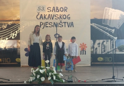 Diana Erman, predsjednica Povjerenstva, te nagrađeni učenici: Ulika Ardalić, Luce Matika i Matej Krušvar
